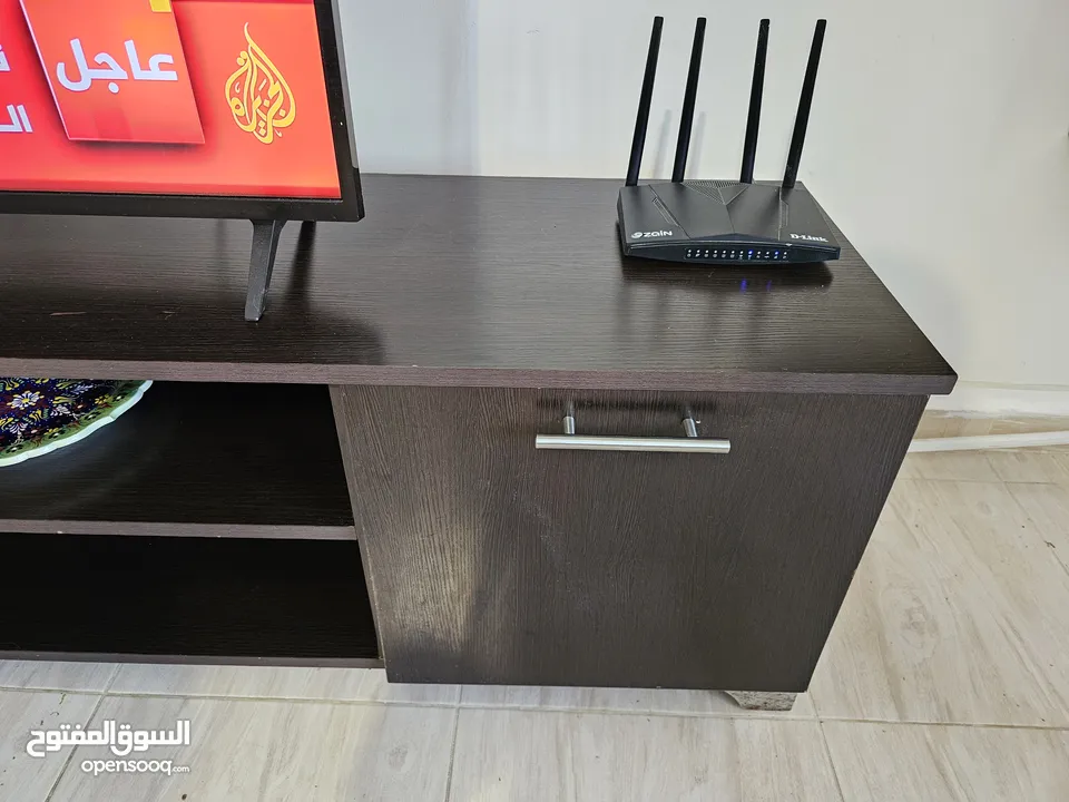 طاولة تلفزيون مع رفوف ديكور خشب ثقيل