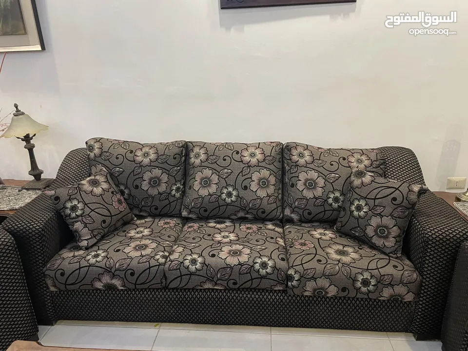 طقم كنب سبع مقاعد +طاوله سفره و8 كراسي +3 طاولات واحده وسط
