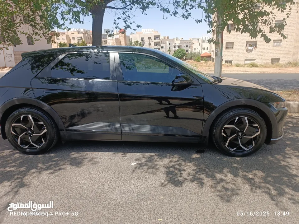 سياره موديل 2022 ايونك 5 كهربائيه لون اسود ميتاليك دفع رباعي اكبر بطاريه تمشي فوق 550 كيلو سبعه جيد
