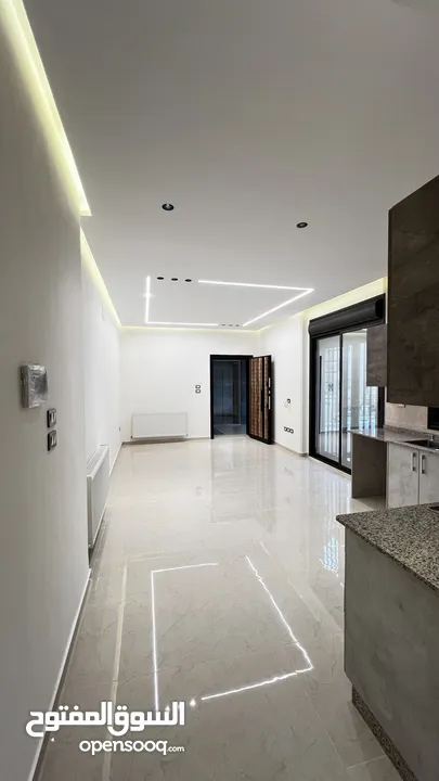 شقة للبيع طابق ارضي 95م مع ترس 50م (سكنية - استثمارية) في ديرغبار شارع ال 60 ، مطبخ راكب ، تدفئة غاز