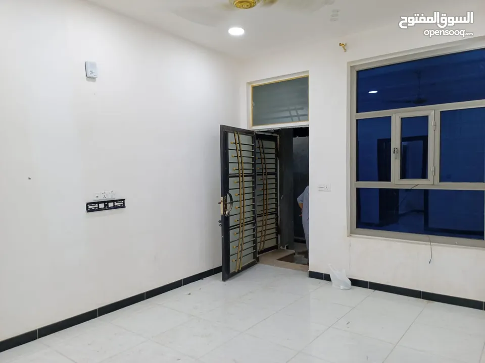 شقة أرضية حديثة للإيجار في مناوي لجم