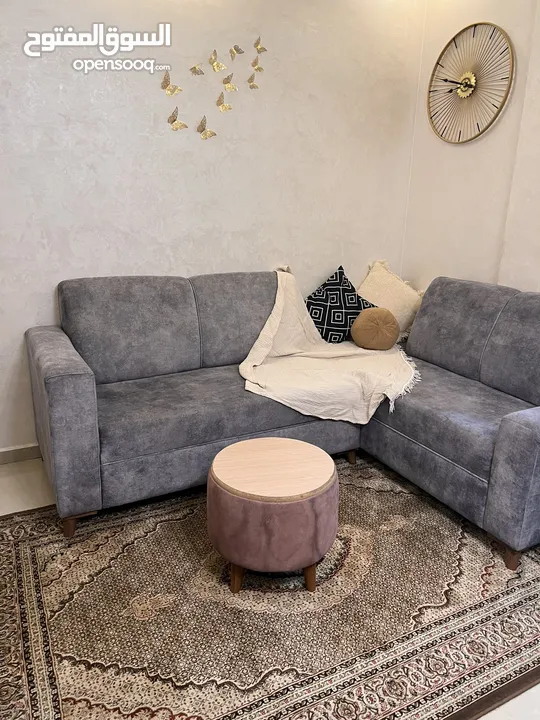 طقم كنب كورنر للبيع لون سكني غامق مستعمل استعمال بسيط وما في اي خدش