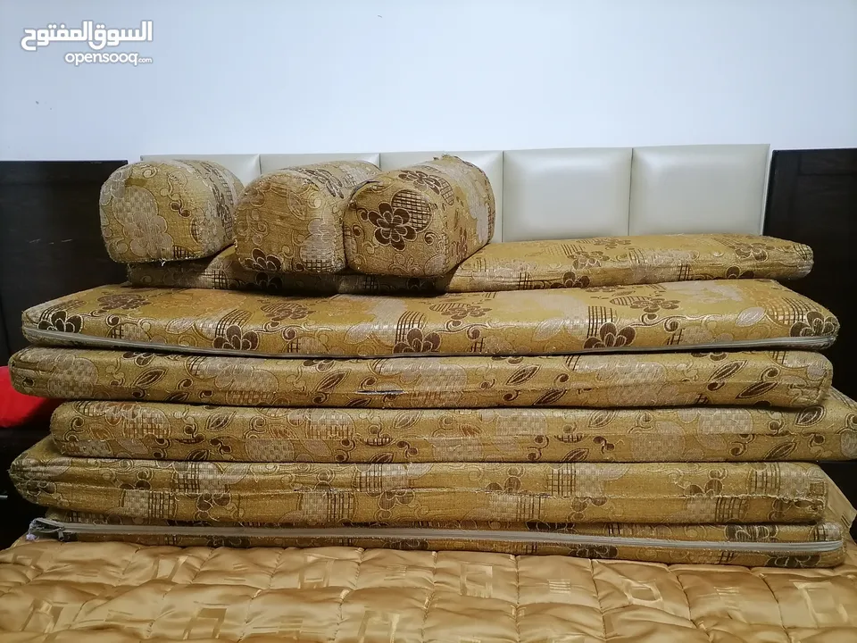 جلسة عربية 4 فراش مع 4مراكي و4 مساند ضهر مستعمل نضيف