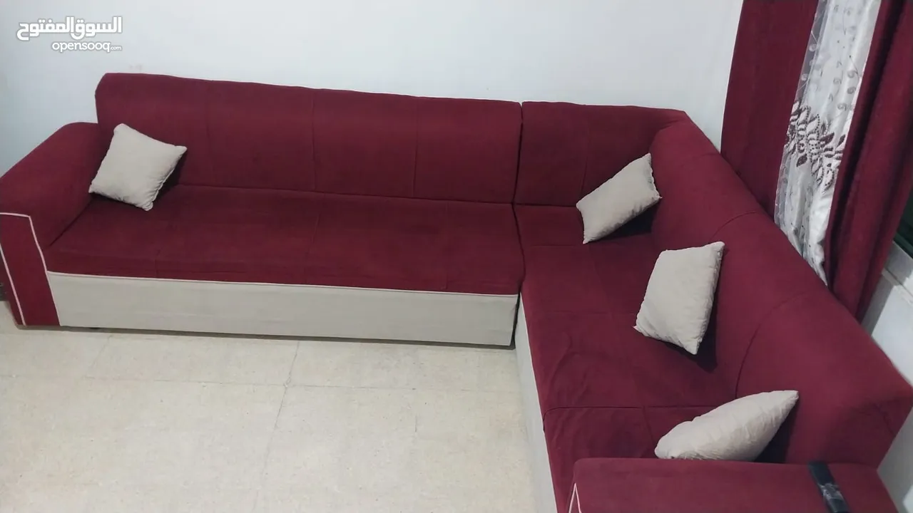 غرفة معيشة مريحة وجميلة بألوان عصرية ومساحات واسعة ومريحة