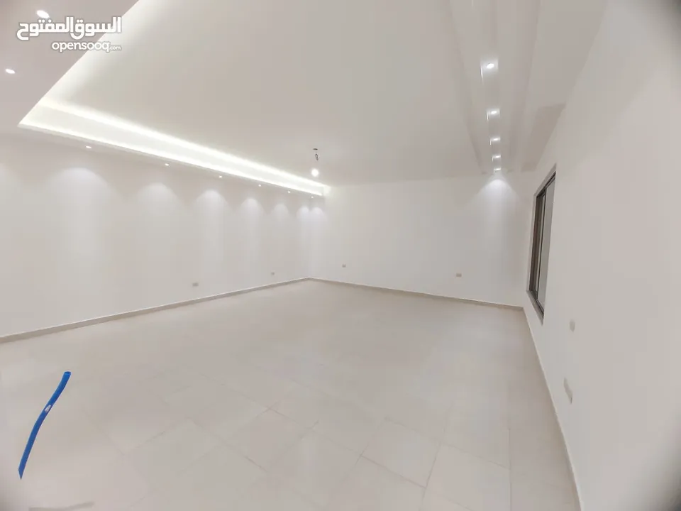 شقة جديدة للبيع اربع غرف نوم مع حديقة في دير غبار
