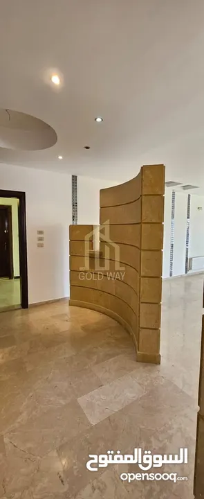 في أجمل مواقع الرابية قرب المدارس المعمدانية شقة طابق ثالث 200م بتشطيبات راقية /ref 9009