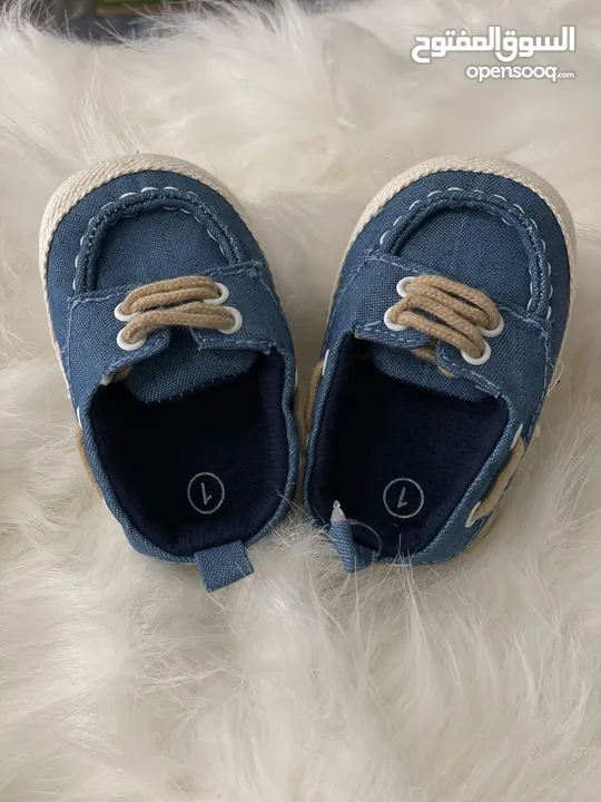 ‎ حذاء جديد للأطفال من الدنيم مع أشرطة بيج وخياطة بيضاء brand new baby denim loafers