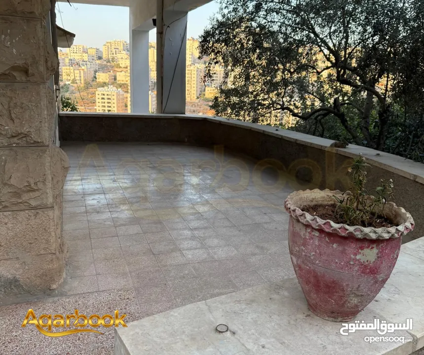 شقة مفروشة للايجار مناسبةللعائلات والاجاني قريبة من كافة الخدمات