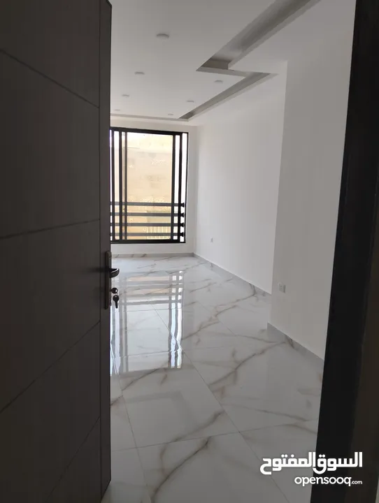 شقة سكنية الياسمين -عمارة القيسي - تبعد عن تاج مول دقيقتين - إيجار سنوي لعرسان جدد أو عائلة صغيرة -