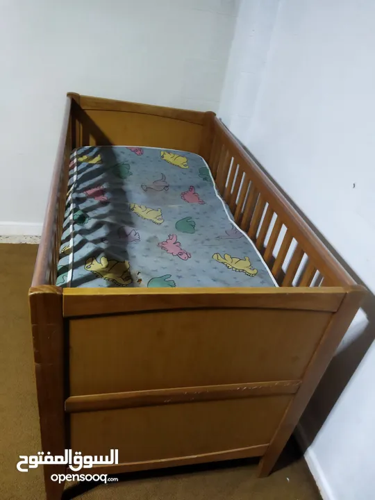 سرير اطفال ماركة  Mothercare  صناعة بريطانيه    أبعاده  140 *70*88