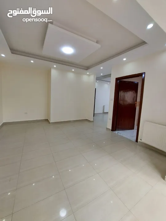 شقة طابق اول 4 نوم مجدده بلكامل خلف مطعم ورد بأقل سعر بلمنقطه