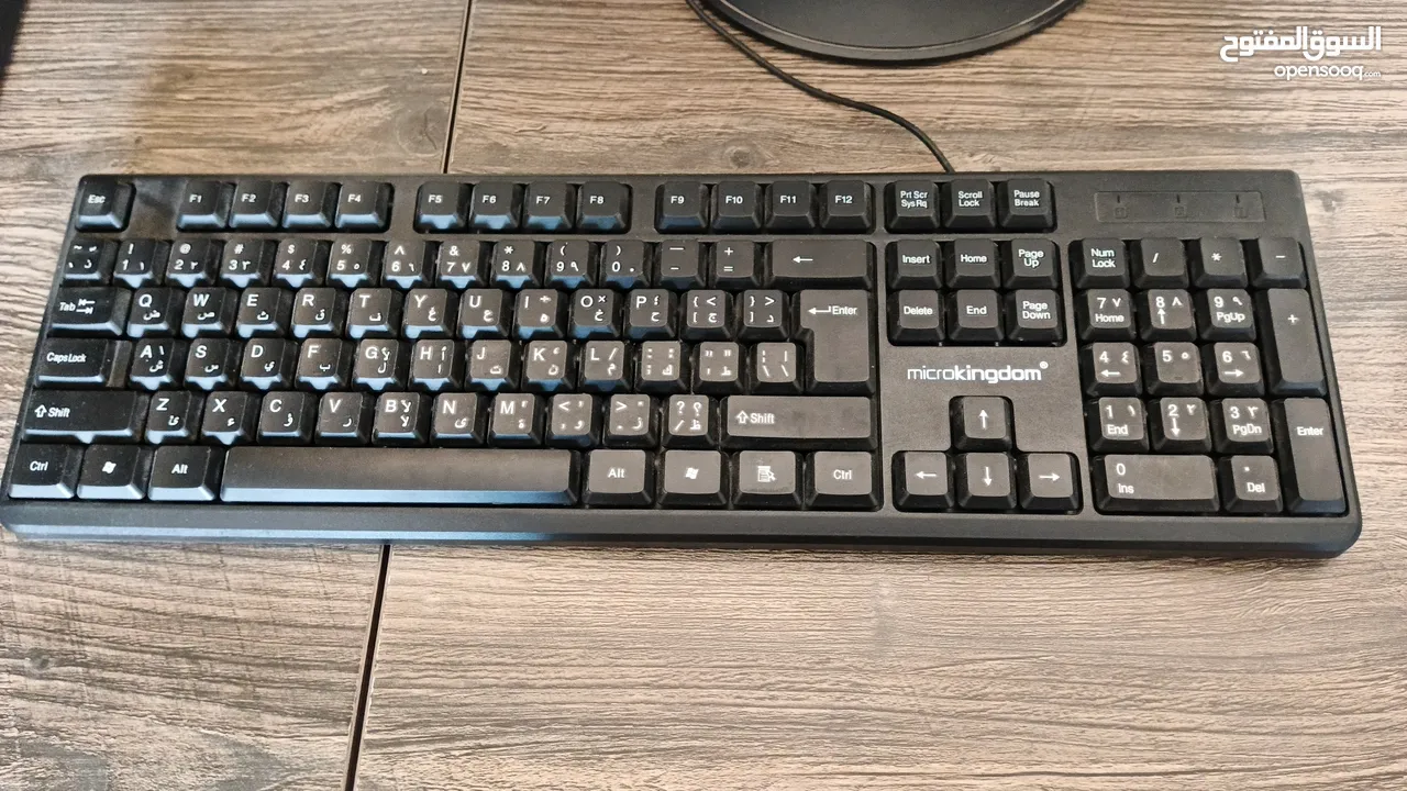 كمبيوتر قديم من نوع Dell Optiplex G 280 مع شاشة LG و ماوس و كيبورد كما هو ظاهر في الصور