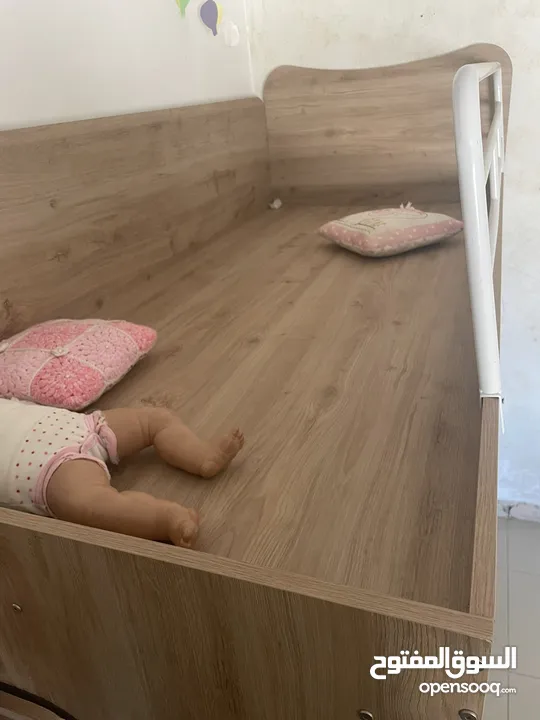 سرير طابقي مع مكتب و خزانة