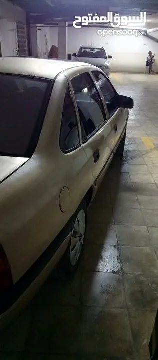 اوبل فيكترا موديل 1990 للبيع لون ذهبي