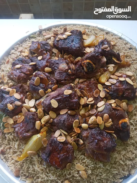 شيف شرقي وغربي وسلطات ابحث عن عمل خبرة في الاكل العربي والغربي والسلطات خبره اكثر من 15سنه