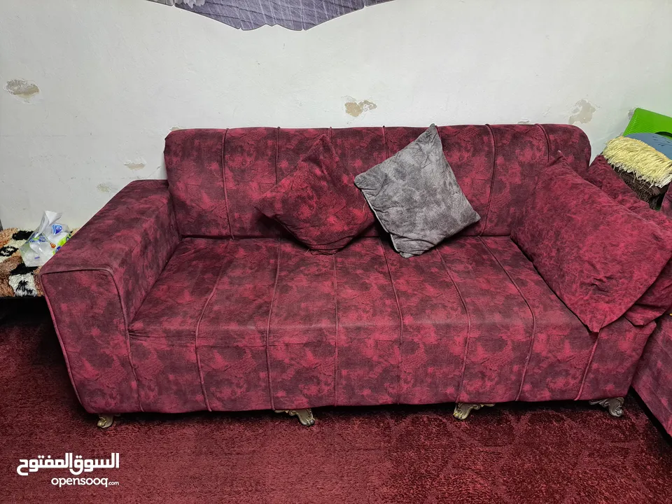 عفش نظيف بداعي الترحيل للبيع المستعجل بسعر جيدمكون من خزانه وكومدينه عدد 2وتخت مجوز مع فرشه