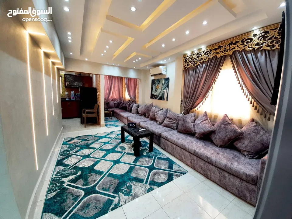 شقة للايجار الشهرى مفروشة فرش فندقى فى شارع شهاب الرئيسي بموقع مميز جدا وقريب من كل الخدمات