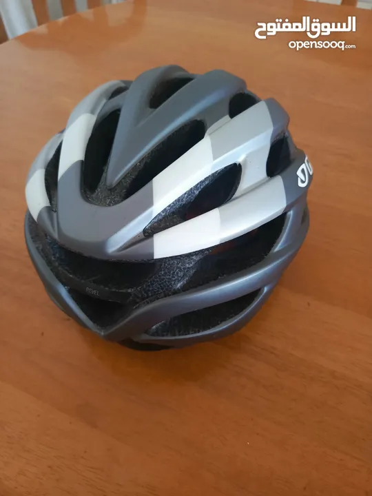 خوذتين specializedو Giro helemt