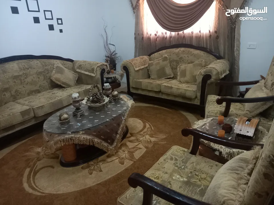 طقم كنب بحالة ممتازه