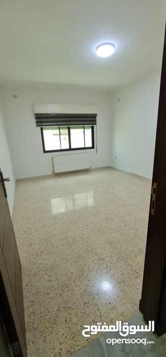 شقة للبيع في  الجاردنز  وقرب شارع المدينة المنورة 200م طابق اول علي شارعين بحالة جيدة جدا بسعر مغري