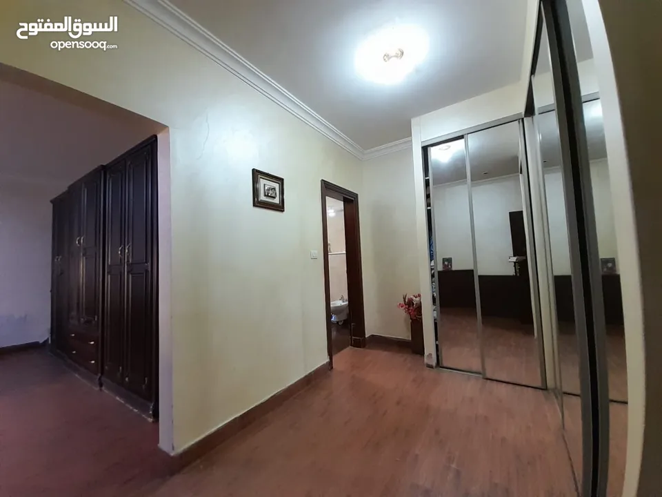 شقة طابقيه ( معلقه مستوى الشارع ) فارغة في دير غبار للبيع  ref : 14182