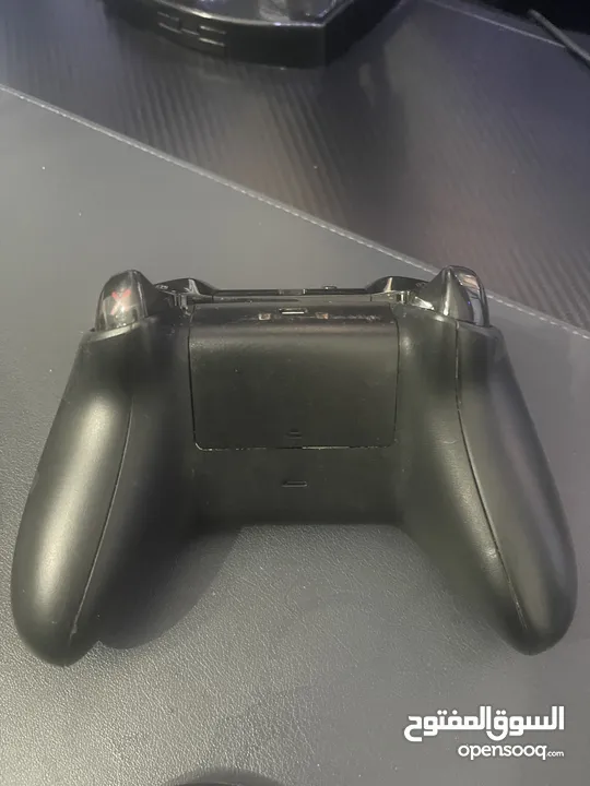 يدين تحكم Xbox إصدار Phantom White و PUBG بحالة ممتازة وسعر مغري