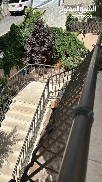 بيت مستقل للبيع مكون من طابقين سكنتين منفصلتين