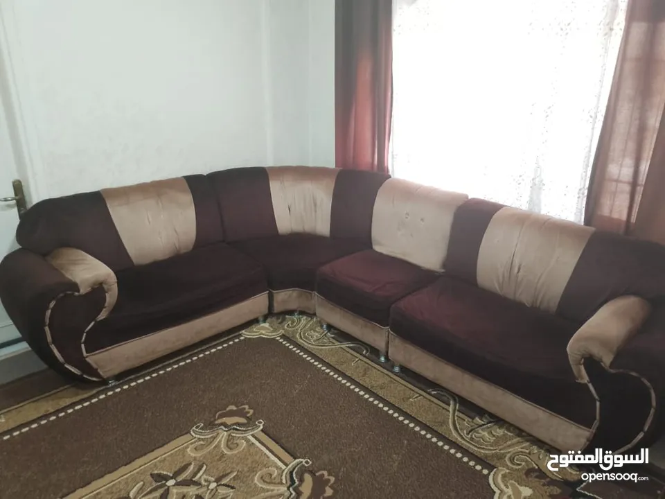 طقم كنب كورنر مع مجوزة ومفردة اضافية بحالة جيدة للبيع المستعجل الموقع حي نزال