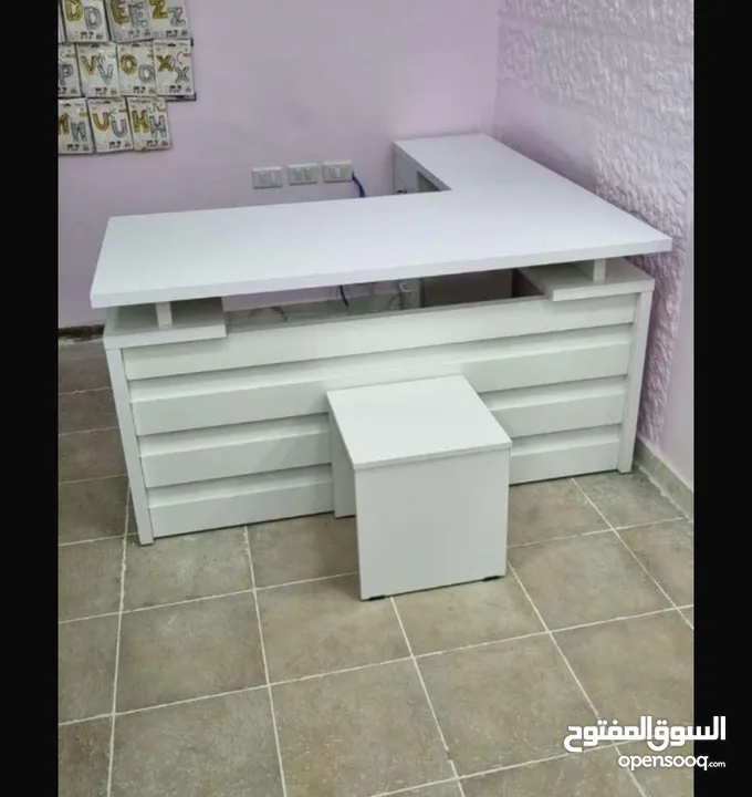 جهّز زاوية عملك براحة وأناقة! مكتب عملي أنيق كرسي دوّار مريح يدعم ظهرك لساعات العمل الطويلة،