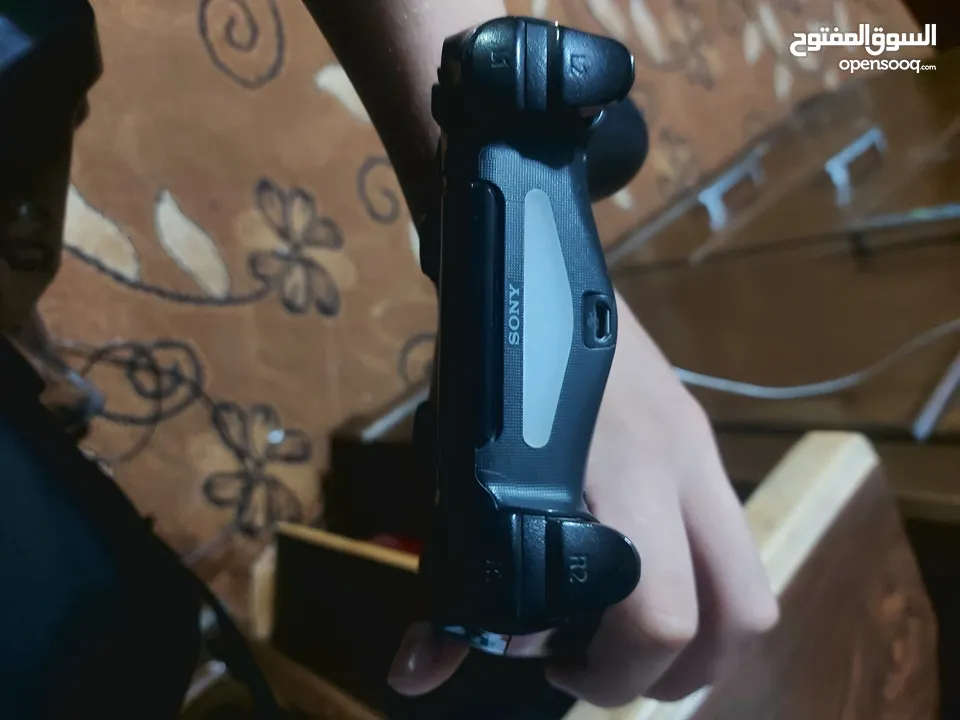 ايد بلاستيشن 4 ولى غلطه فش فيها اشي