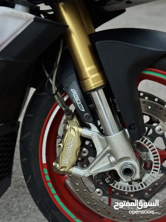 Aprilia tuono v41100cc rr  دراجه مميزه جدا تصنيف ستريت  قويه جدا 1100 سيسي  مرخصه ممشى قليل جدا جدا