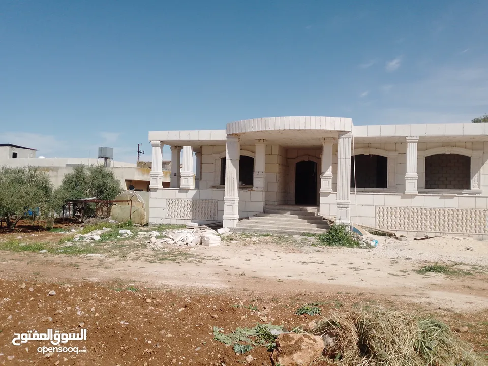 فيلا عظم 560م على قطعة أرض 1035متر على شارع البترا للبيع