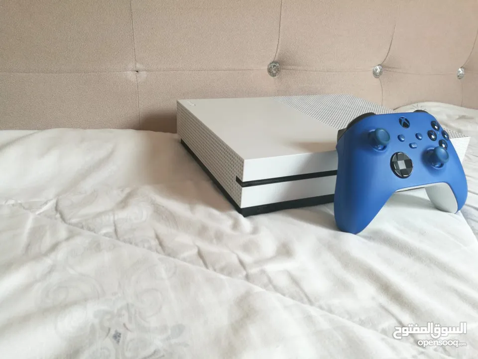 Xbox One S 1TB Bundle - Great Condition