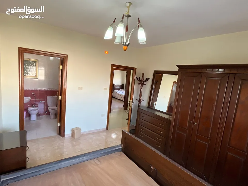 شقة للبيع في المهندسين 350 متر مربع طابق 3 مع روف كبير مميزة جداً من المالك