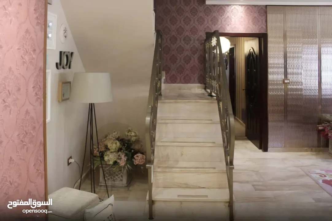 شقة مع روف دوبلكس للبيع في حي الصحابة - ref: 14581