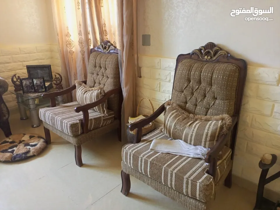 طقم كنب 7 مقاعد غرفة جلوس بحالة جديد ،  قابل للتفاوض بشيء بسيط . العنوان جرش