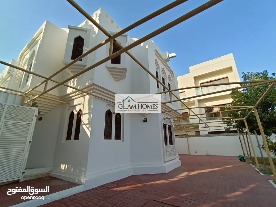Beautiful and grand 8 BR villa for rent in Shatti Al Qurum Ref: 530S