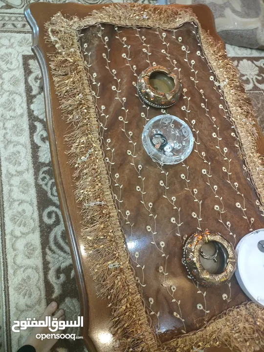 كنب 8مقاعد مع اربع برادي وطاولة خشب وسط