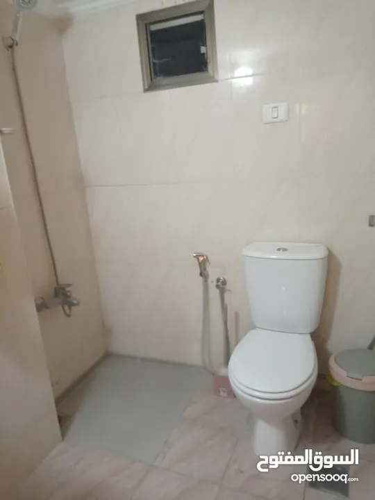 شقه مفروشه للايجار الشهري ،تصلح لعائله ،قريبه على الخدمات،مشمسه،خط سرفيس،قرب مستشفى الاتحاد ،ساحه