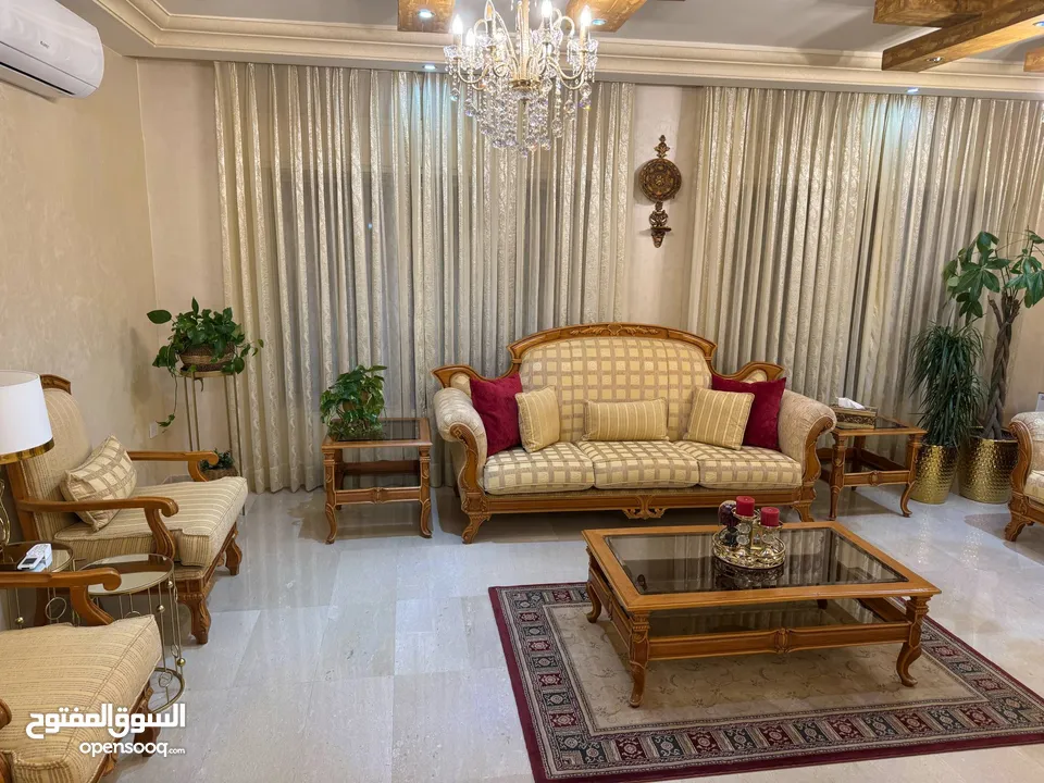 طقم كنب مع طربيزات كامل كنب ممتاز استعمال بسيط