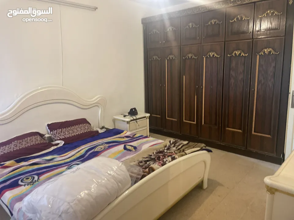شقة واسعة للإيجار ذات اطلالة في شارع الجامعة
