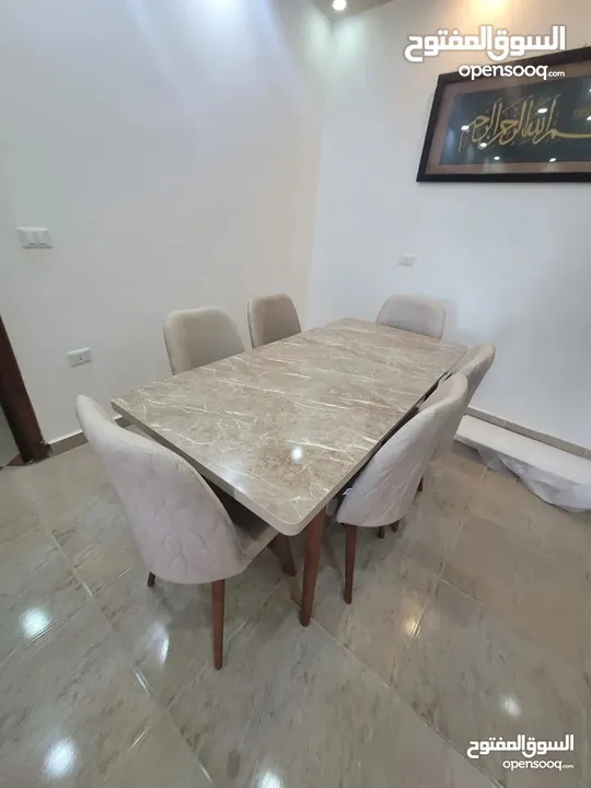 طاولة طعام فاخرة بتصميم عصري وأنيق