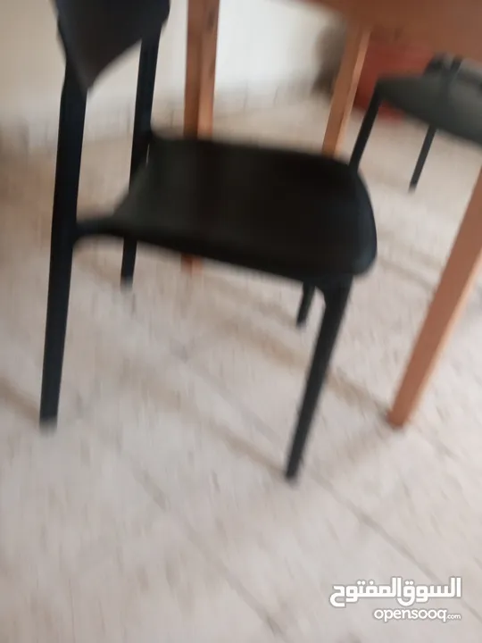 طاولات داخليه و خارجيه مع كراسي من ايكيا عدد كبير بحاله الوكاله وبأقل من استخدام شهرين