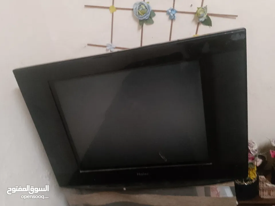 للبيع تلفزيون كبير وثقيل مع طاوله 25دينار