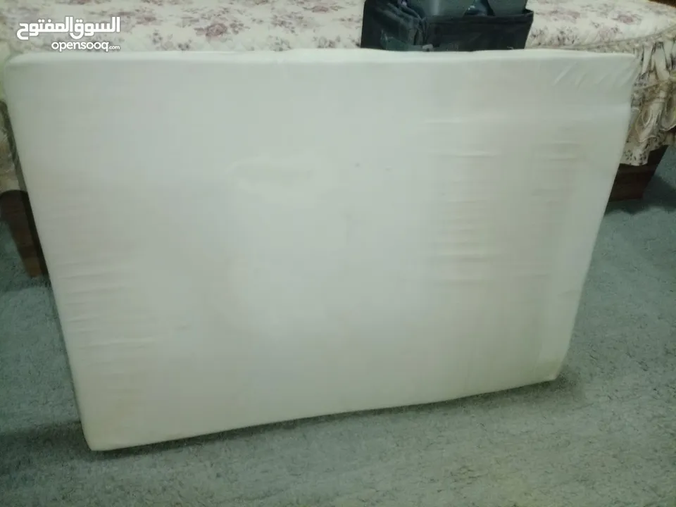 تخت اطفال امريكي اصلي مع فرشه بحال الوكاله للبيع بسعر مغري