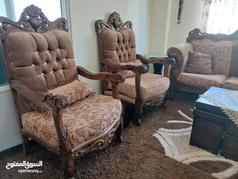 طقم كنب 7 مقاعد مع طاولة وسط وبرداية