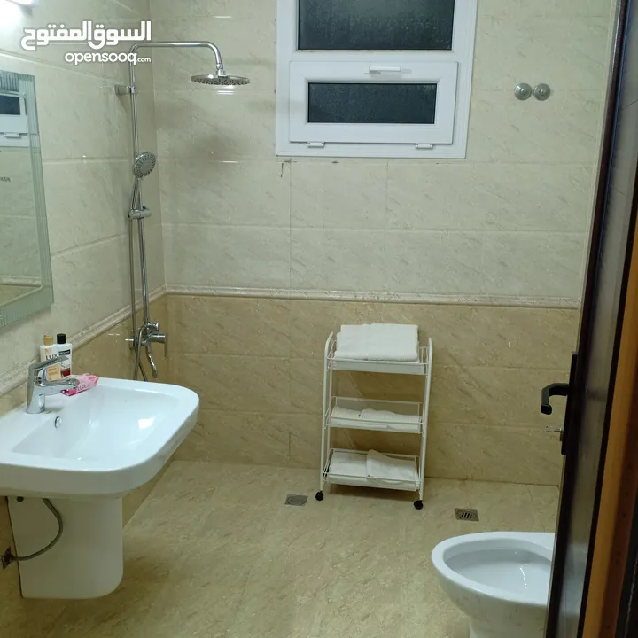 شقه غرفتين ومجلس و 3 حمام ومطبخ  مفروشه بالكامل شامل كهرباء وماء وانترنت  أم صلال محمد