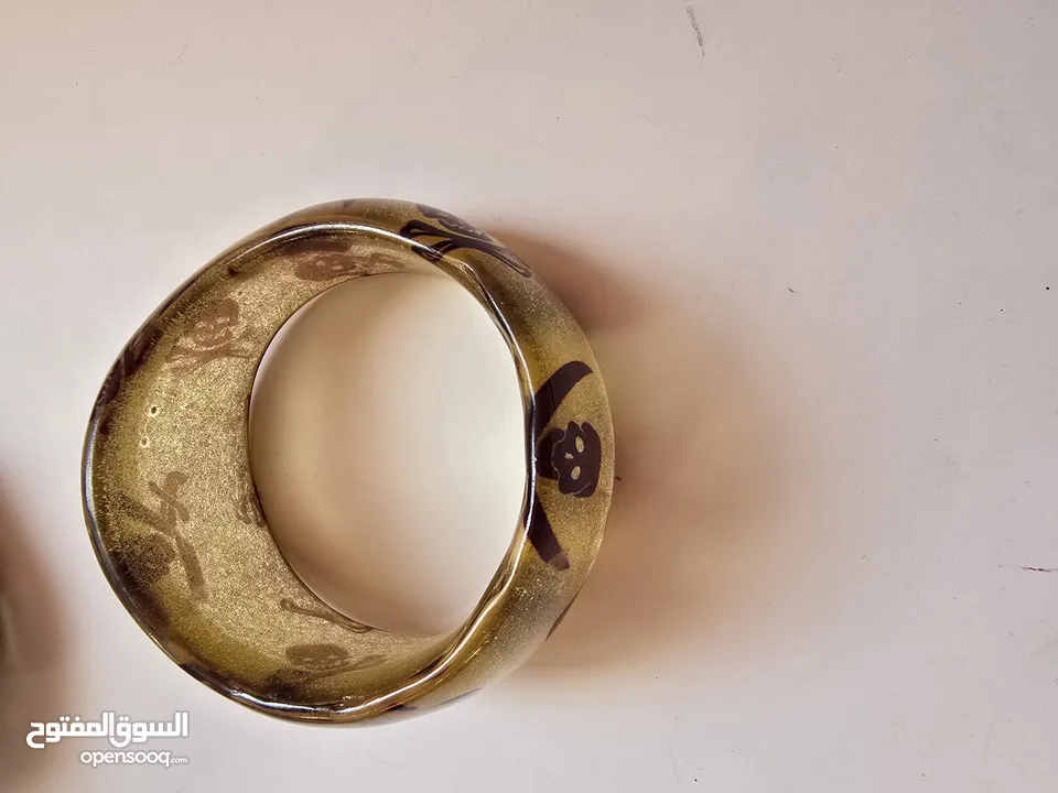 اساور زجاجية ملونة جميلة كبيرة