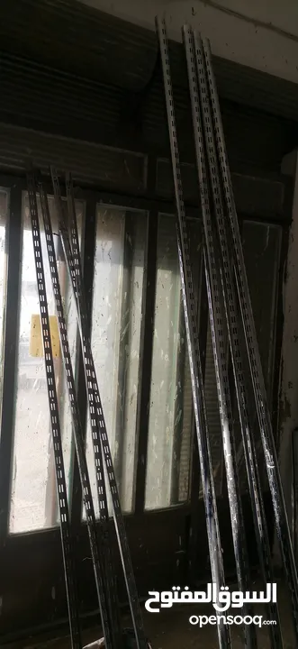 ديكور محل من رفوف سكريت وزوايا وستاندات