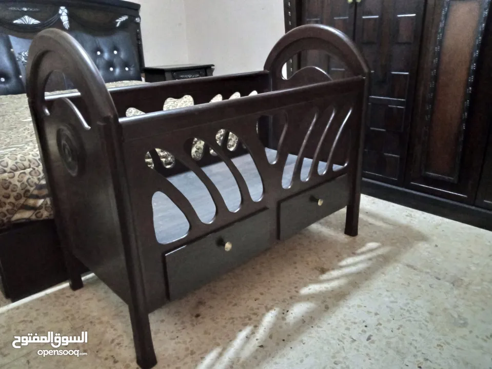 تخت بيبي خشب زان من عمر يوم لعمر اربع سنوات بحالة ممتازة للبيع